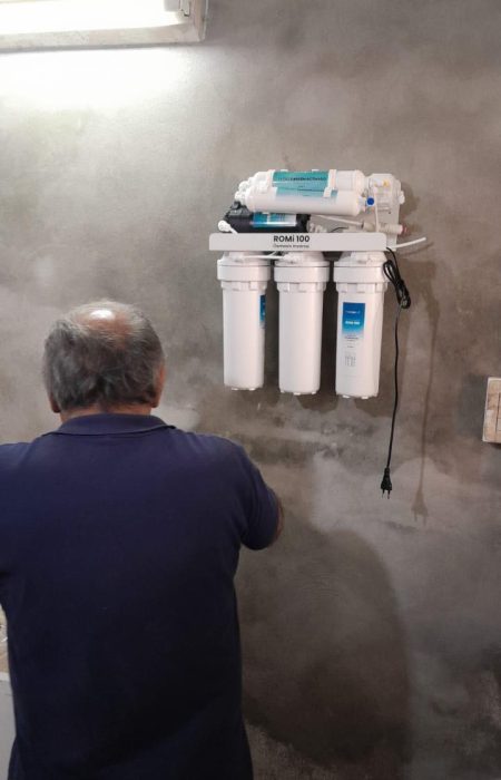 Carlos ayudándonos con la puesta a punto del laboratorio.